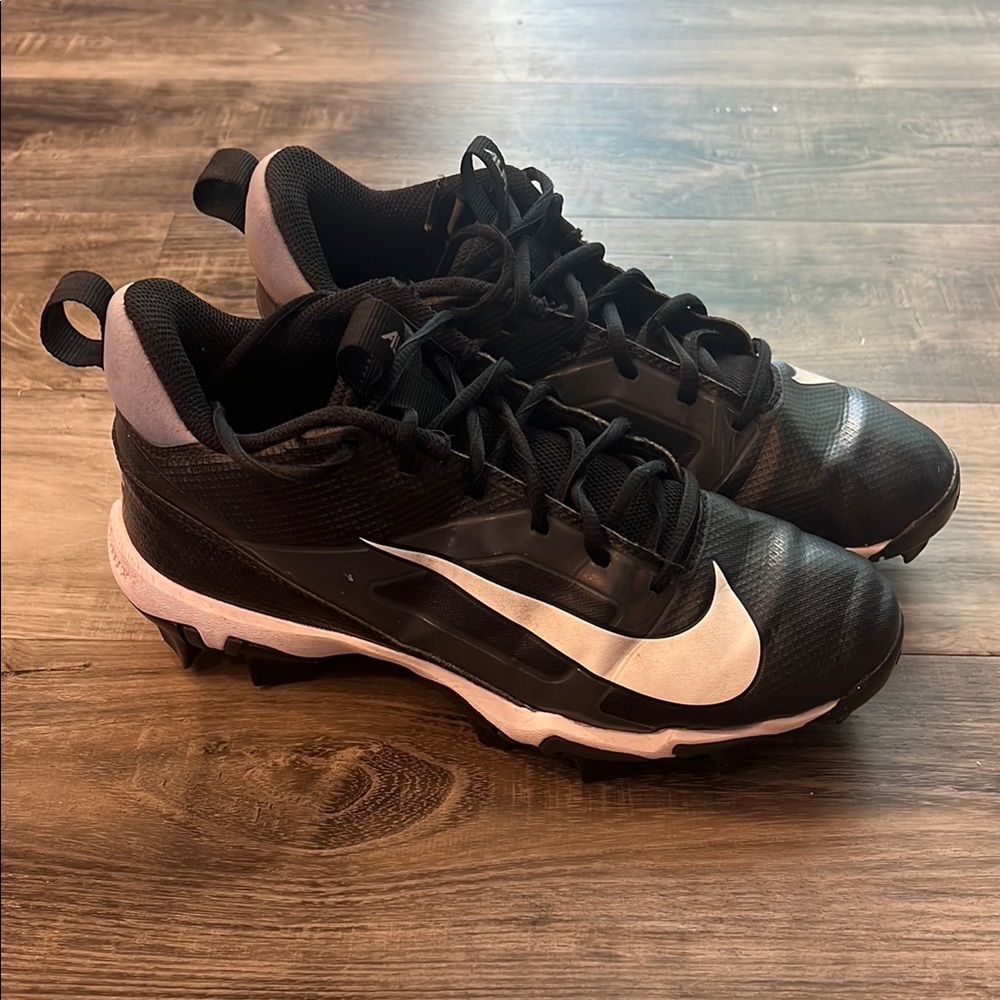 Nike Black and White Football Cleats: 6Y